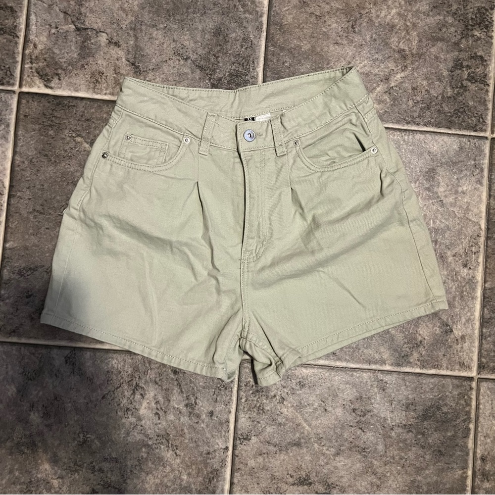 H&M green high waisted shorts